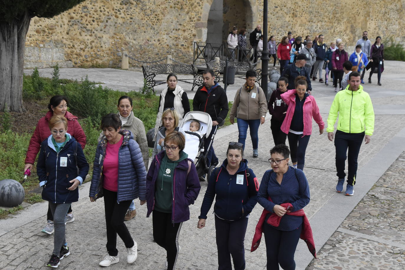 Fiesta, solidaridad y baile en la salida de la XXXIII Marcha de Asprodes