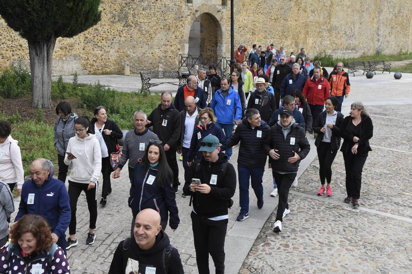 Fiesta, solidaridad y baile en la salida de la XXXIII Marcha de Asprodes