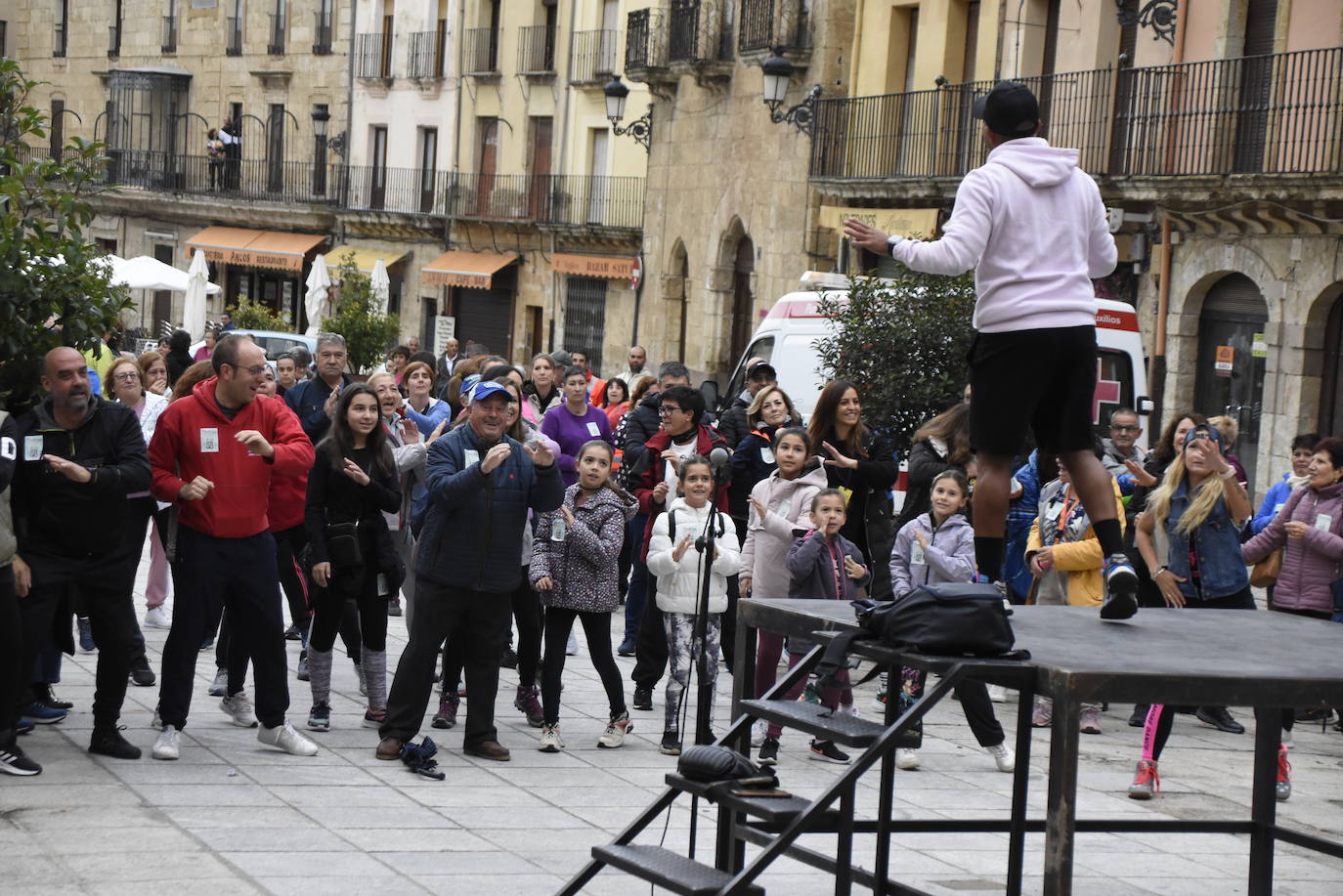 Fiesta, solidaridad y baile en la salida de la XXXIII Marcha de Asprodes