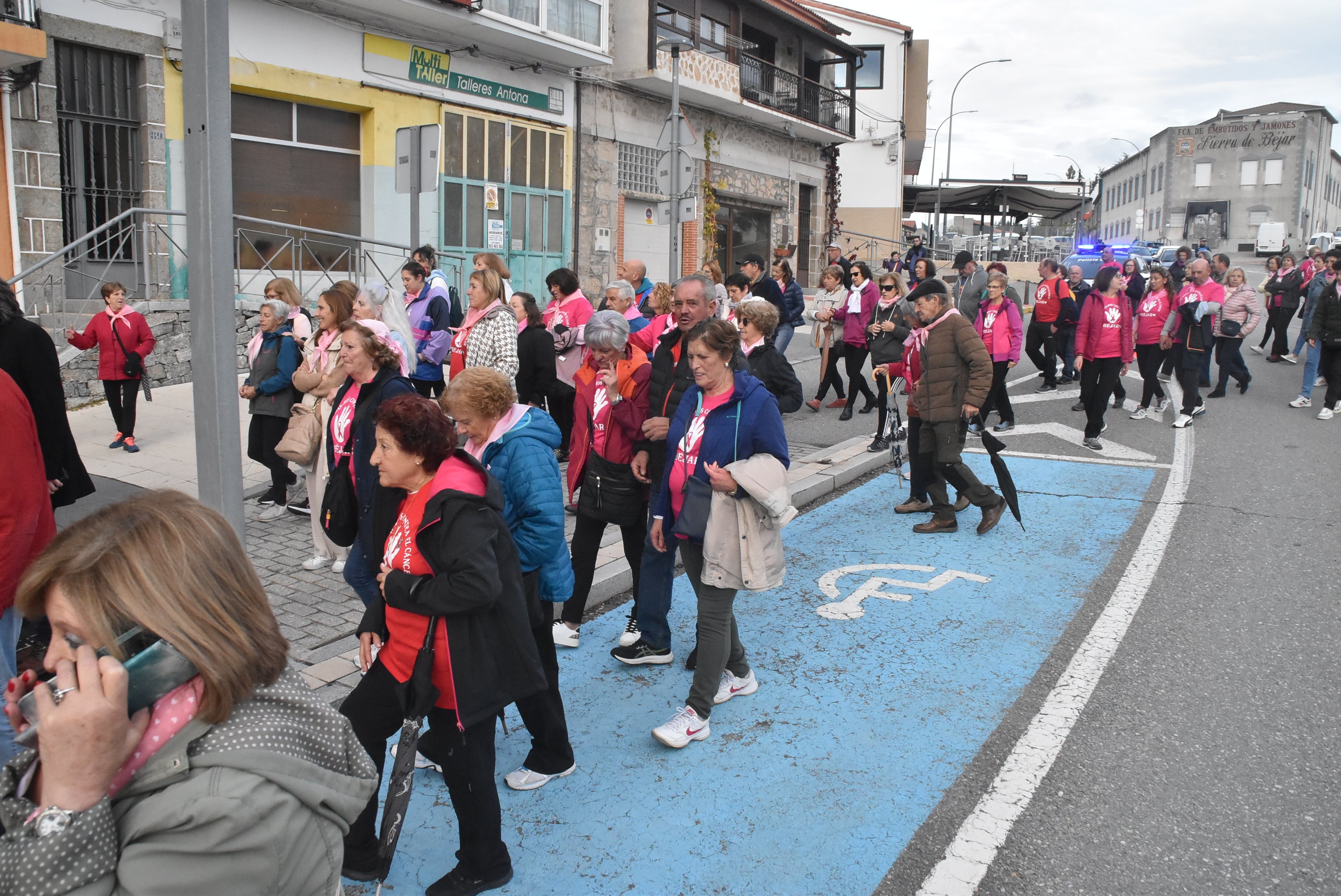 Béjar se tiñe de rosa para luchar contra el cáncer de mama