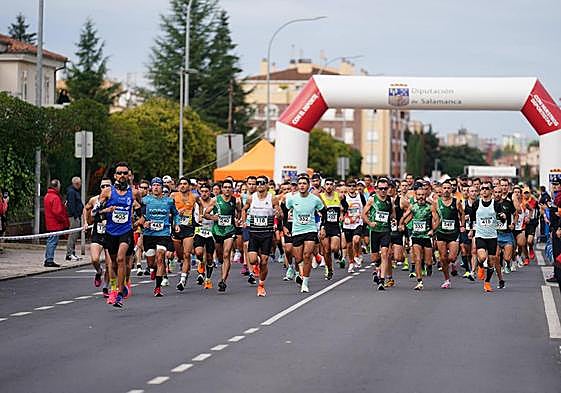 Salida de la Media Maratón en Santa Marta, con el vencedor, Alejandro Paredero (405), tomando el mando desde los primeros metros