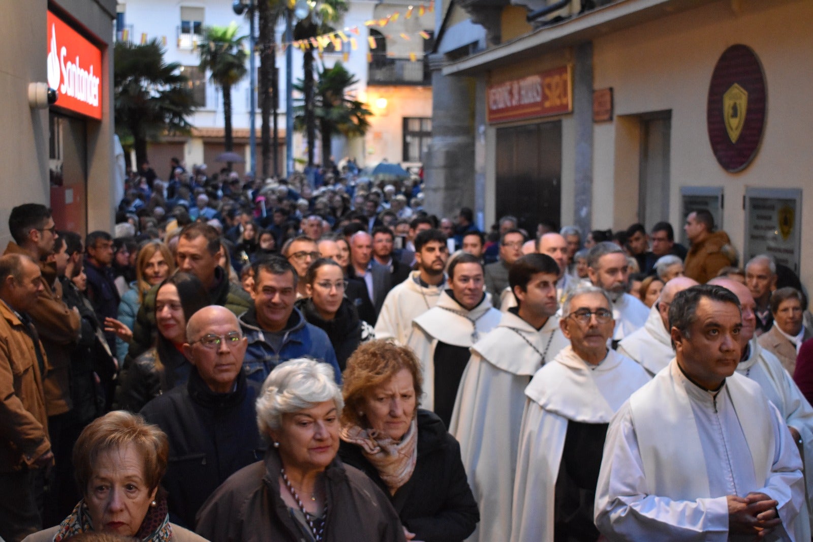 Alba de Tormes dice adiós a Santa Teresa bajo la lluvia