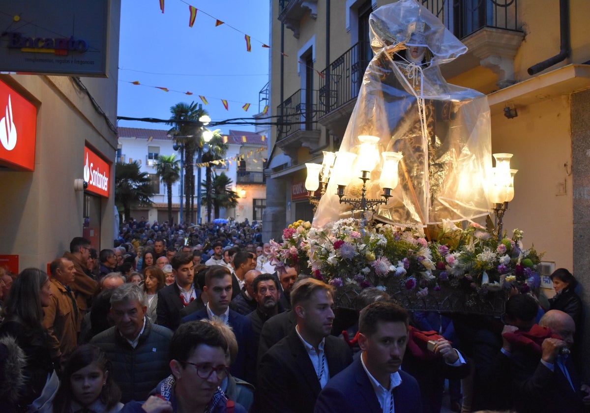 Alba de Tormes dice adiós a Santa Teresa bajo la lluvia