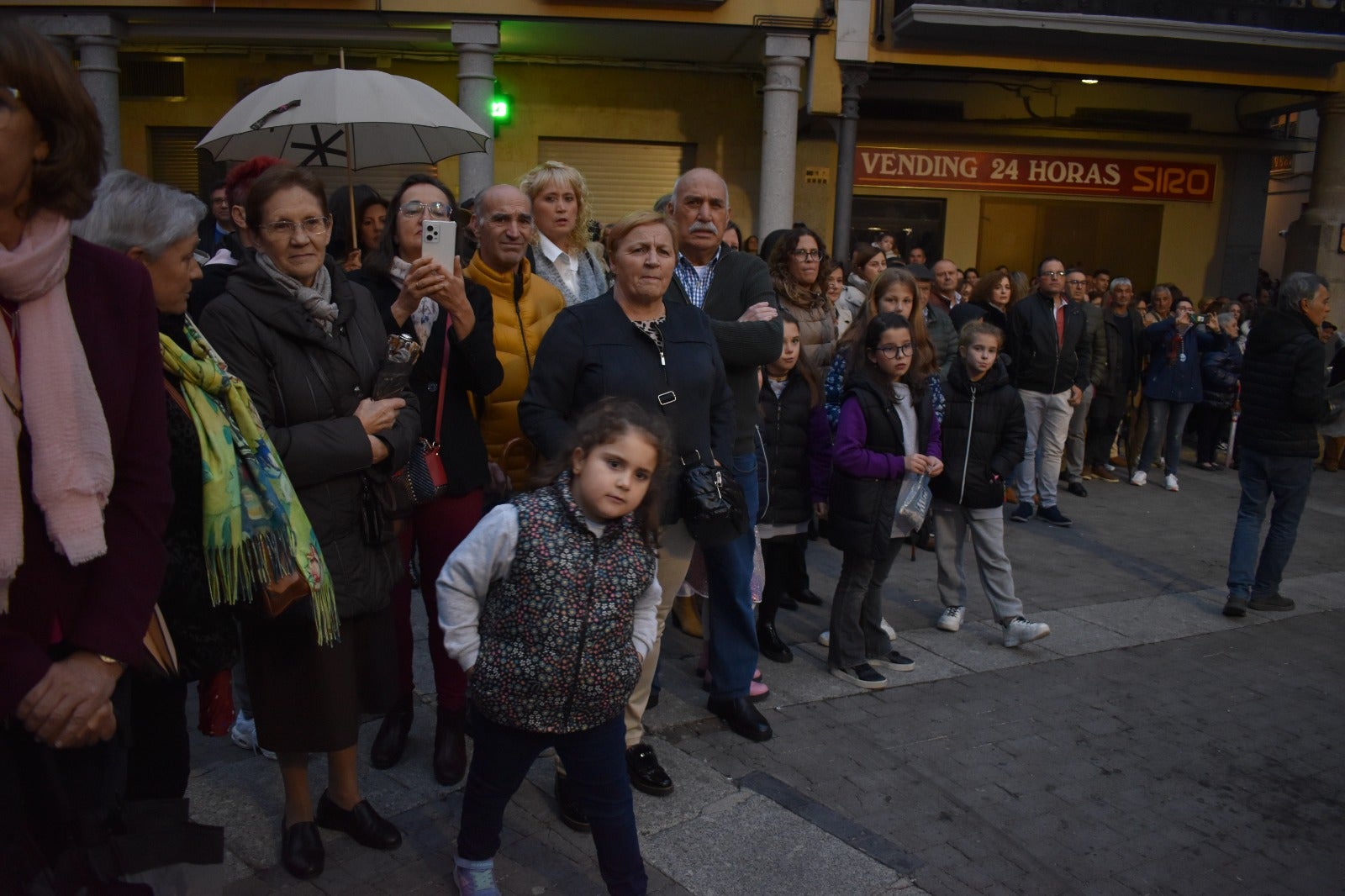 Alba de Tormes dice adiós a Santa Teresa bajo la lluvia