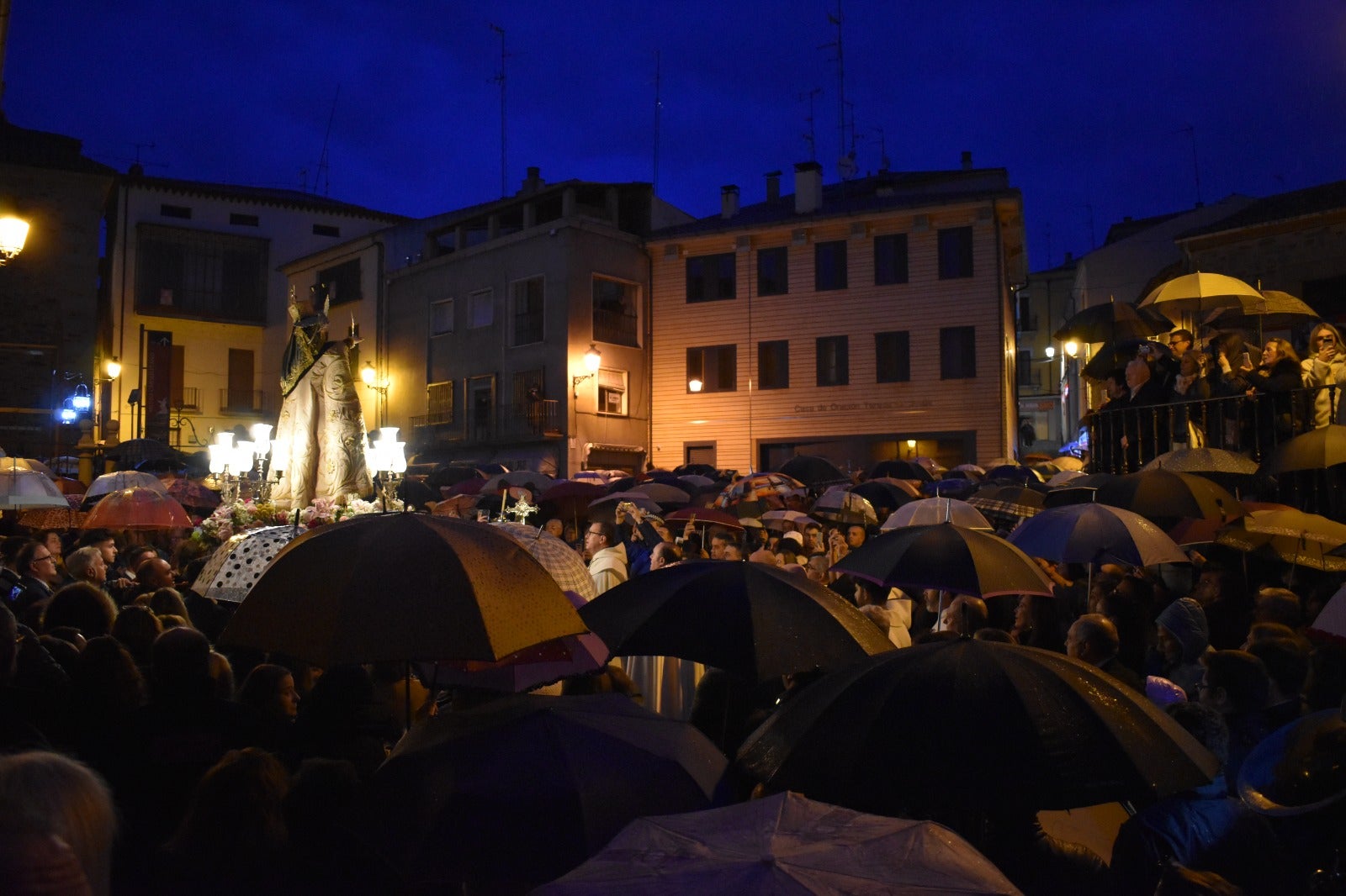 Alba de Tormes dice adiós a Santa Teresa bajo la lluvia