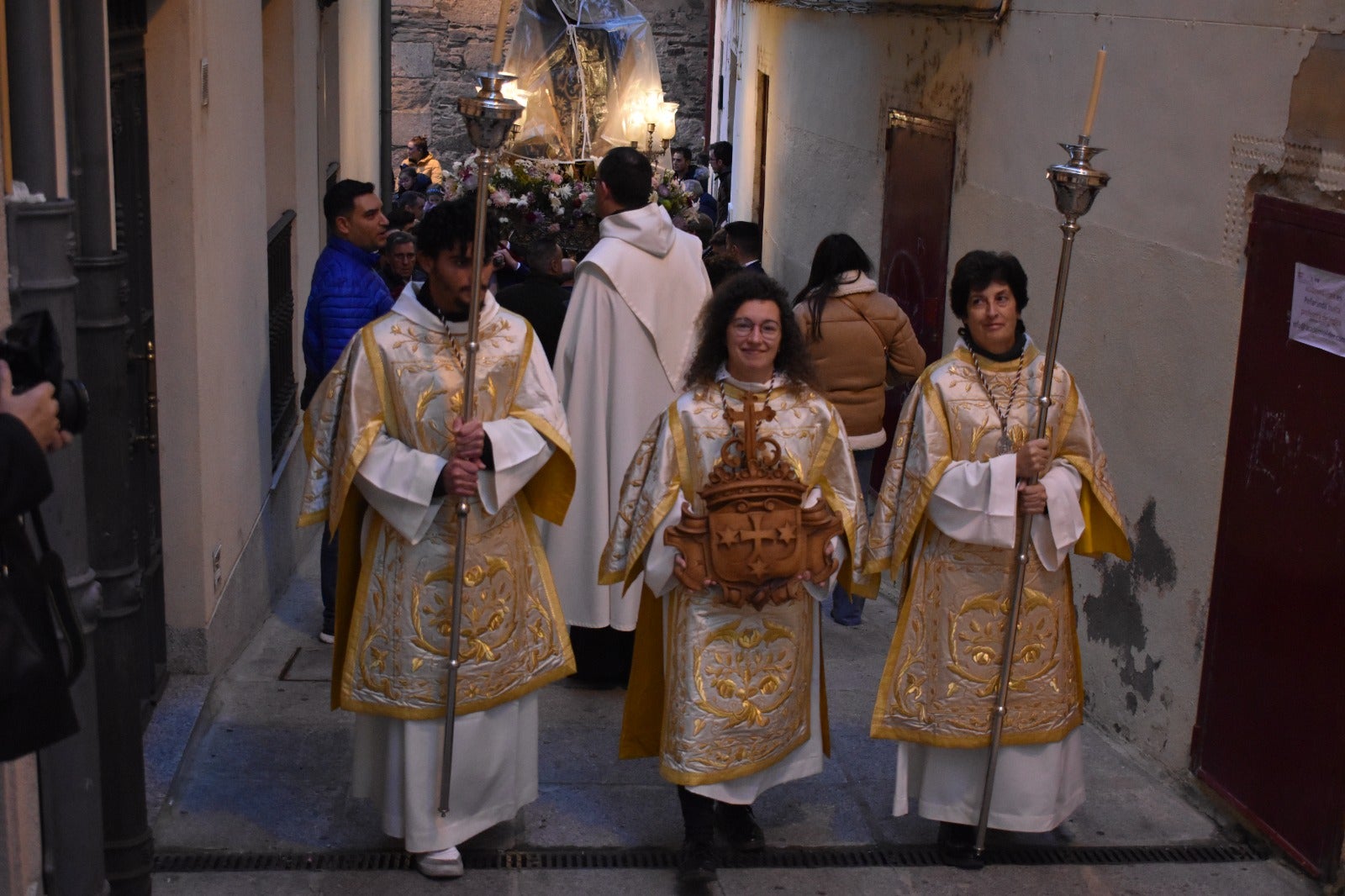 Alba de Tormes dice adiós a Santa Teresa bajo la lluvia