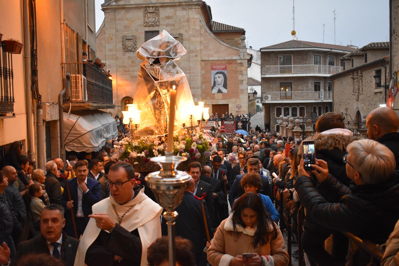 Alba de Tormes dice adiós a Santa Teresa bajo la lluvia