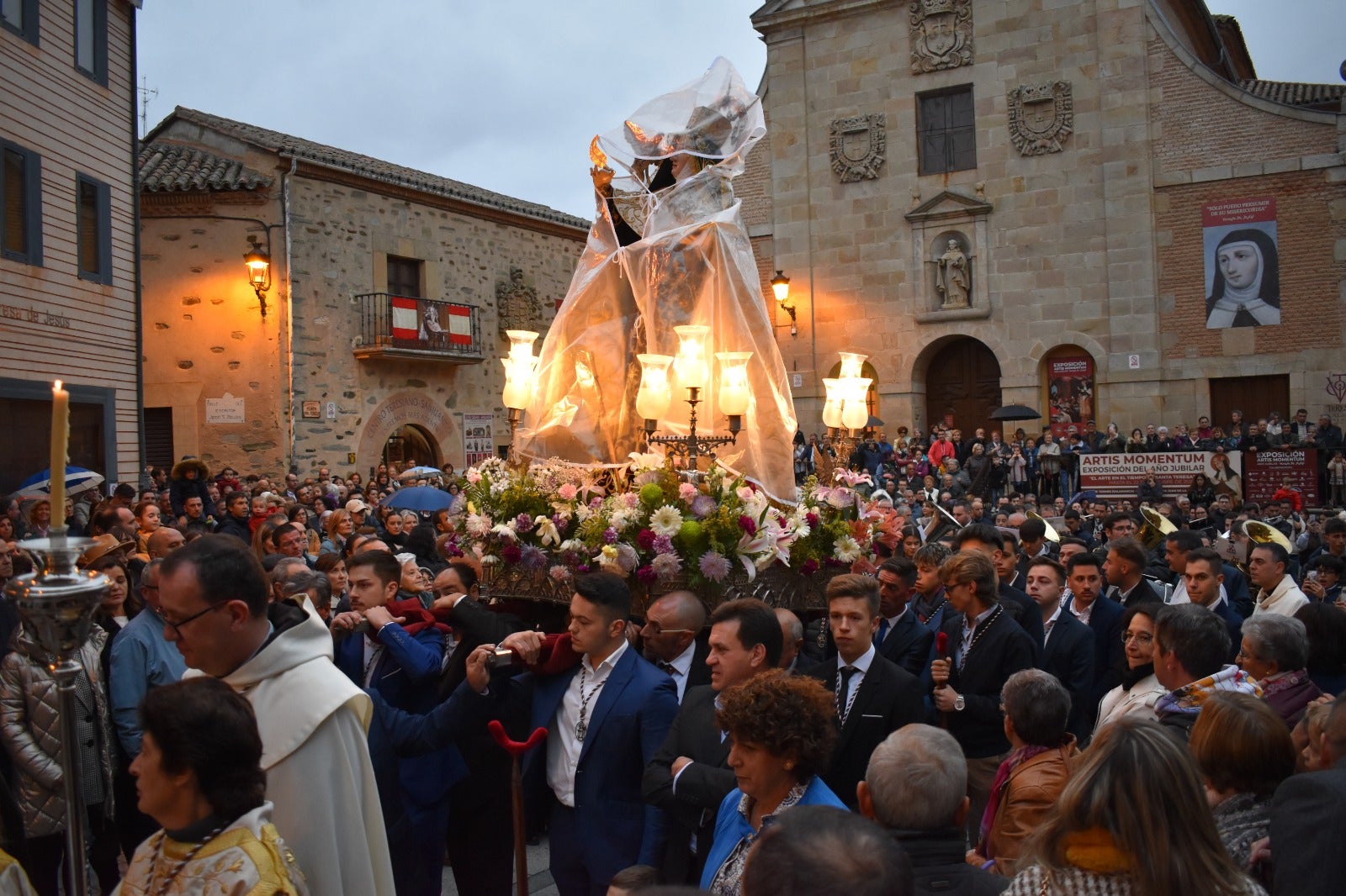 Alba de Tormes dice adiós a Santa Teresa bajo la lluvia