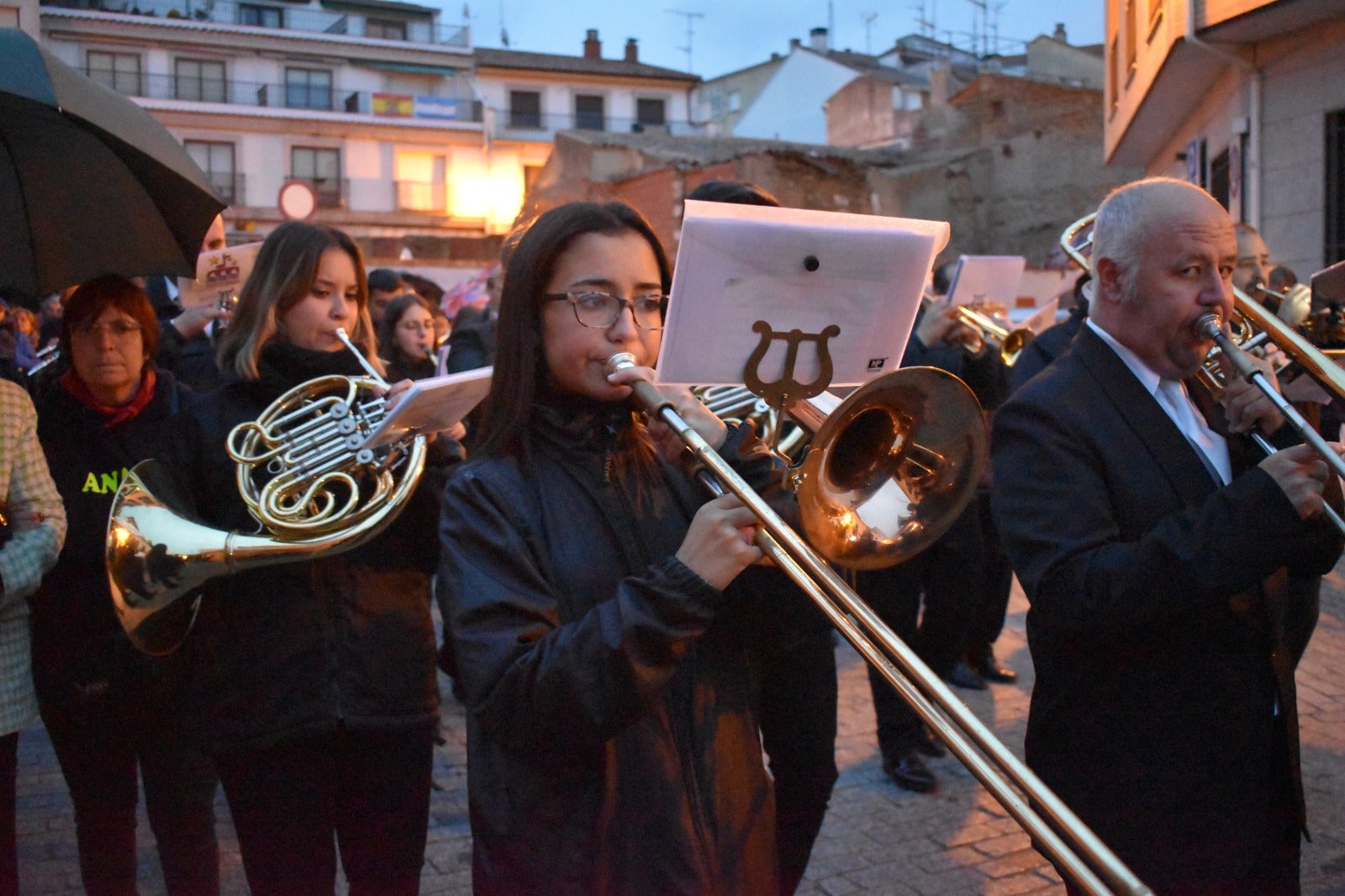 Alba de Tormes dice adiós a Santa Teresa bajo la lluvia