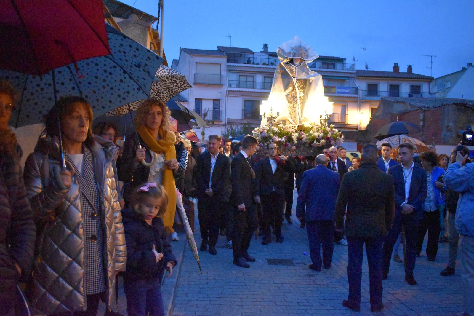 Alba de Tormes dice adiós a Santa Teresa bajo la lluvia