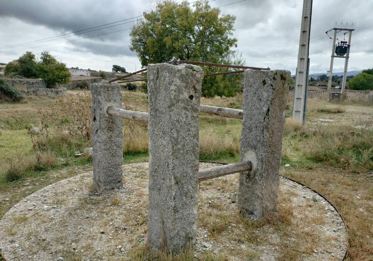 Junto con el de Navamorales, el potro de Santibáñez formó parte de la intervención de las ayudas etnográficas de la Diputación. Se ubica junto al arroyo Valvanera y no forma parte aún del inventario.