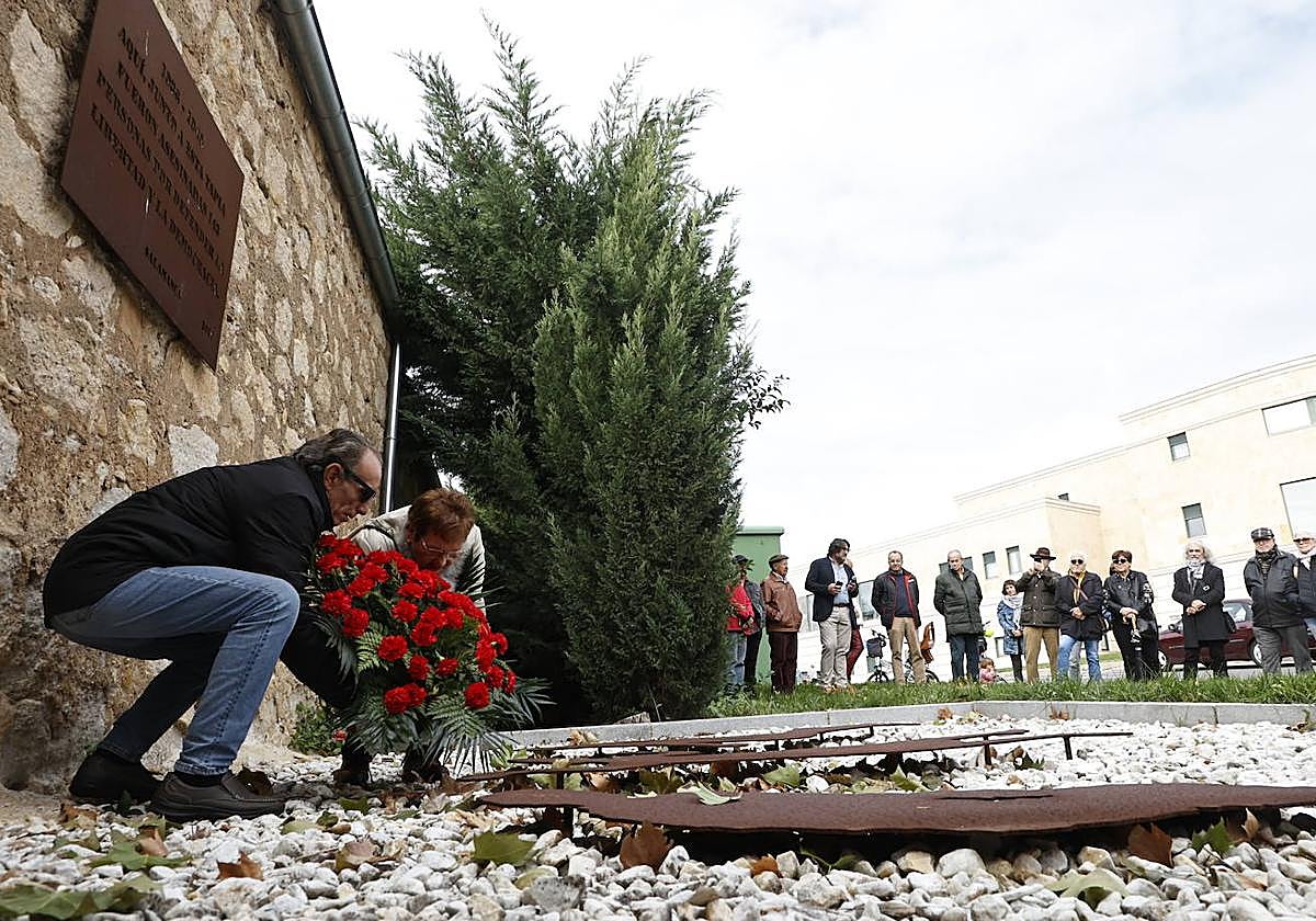 Minuto de silencio mientras se realiza la ofrenda floral en el Cementerio de Juan Carlos