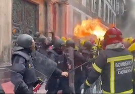 Batalla campal con un lanzallamas entre bomberos y policías en Orense