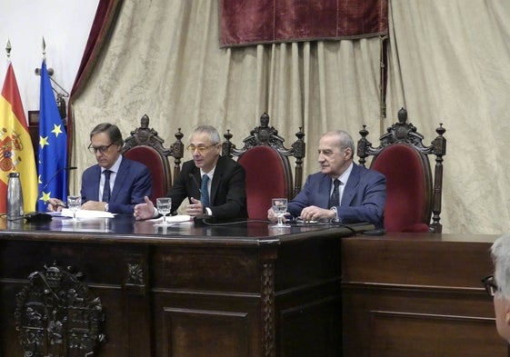 Carlos García Carbayo, Ricardo Rivero y Feliciano Barrios durante la presentación.