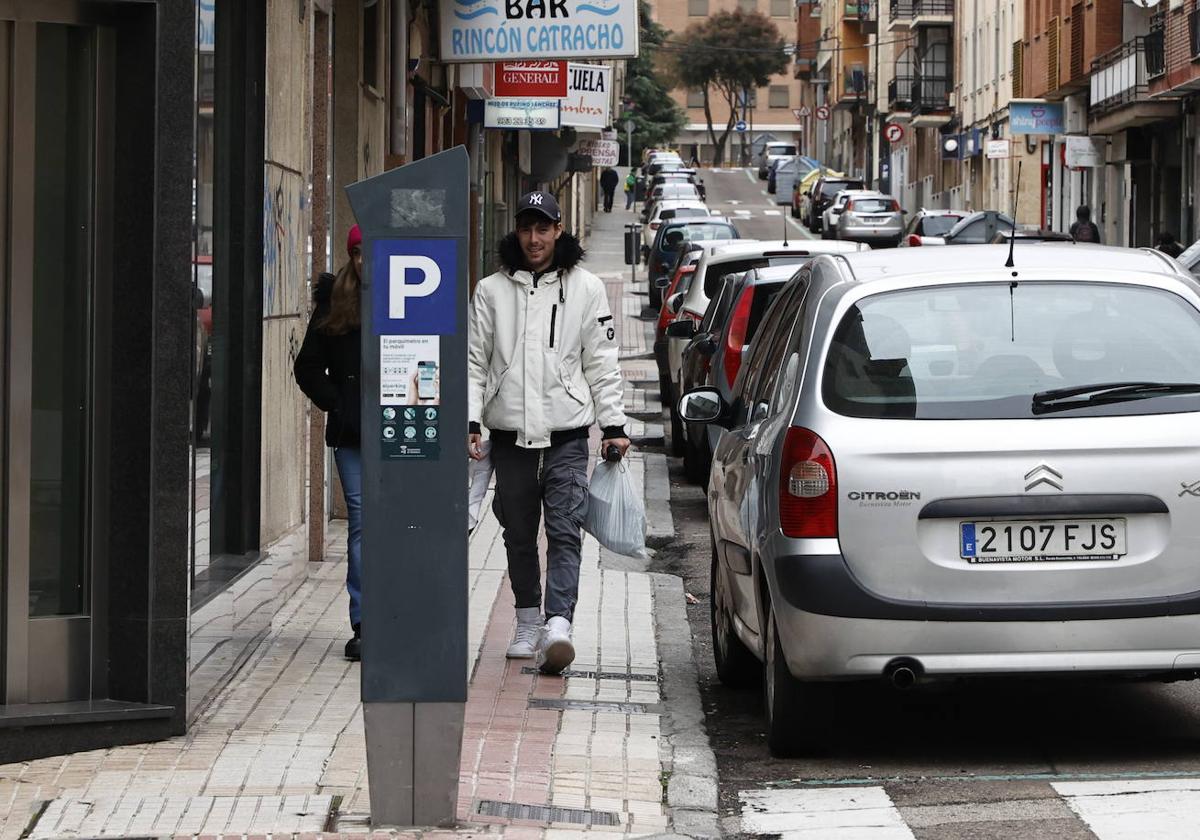 Viandantes por una de las aceras de la calle Fernando de Rojas, incluida dentro del proyecto de ampliación