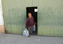 Un vecino recoge agua de los puestos de la Diputación en Catalpino