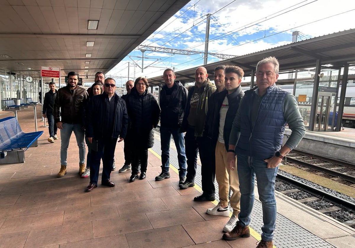 Miembros del comité de empresa de Renfe Operadora en la estación de Vialia.