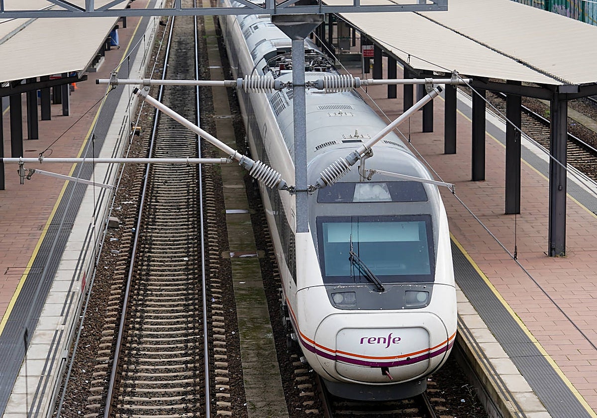 El tren del modelo s-121 estacionado en la mañana del martes en Vialia.