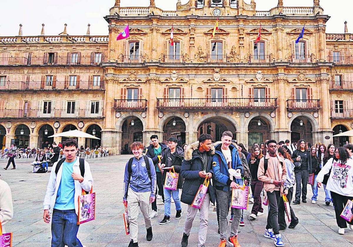 Jóvenes extranjeros en la Plaza Mayor de Salamanca.