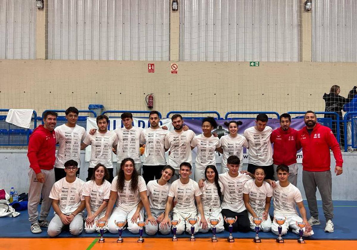 Los judokas del Club Doryoku posan junto a los trofeos conseguidos en el campeonato.