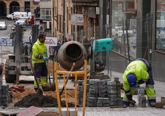 Obreros trabajando en la reforma de la calle Correhuela.