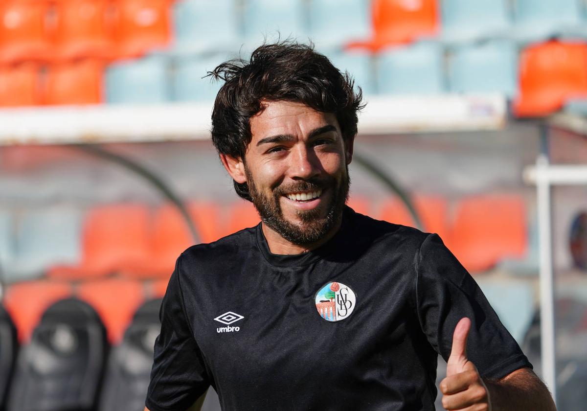 Javi Navas, sonriente en el estadio Helmántico.