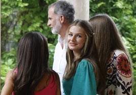 La Princesa Leonor mira sonriente a la cámara durante la visita de la Familia Real este verano a los Jardines de Alfàbia durante sus tradicionales vacaciones estivales en Mallorca