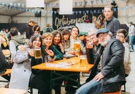 Un grupo de salmantinos disfruta del Oktoberfest Salamanca.