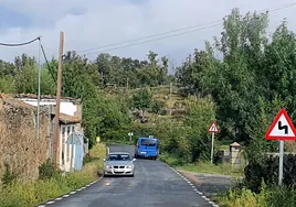 Imagen de dos vehículos circulando por la carretera de Béjar a Navalmoral de Béjar y Sanchotello.