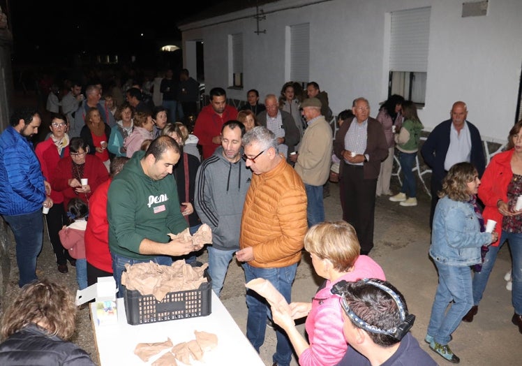 Imagen principal - Los vecinos de Peromingo disfrutaron de su calbotada el año pasado.