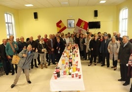 Los mayores disfrutaron de un aperitivo en el hogar tras la celebración de la misa y antes de la comida