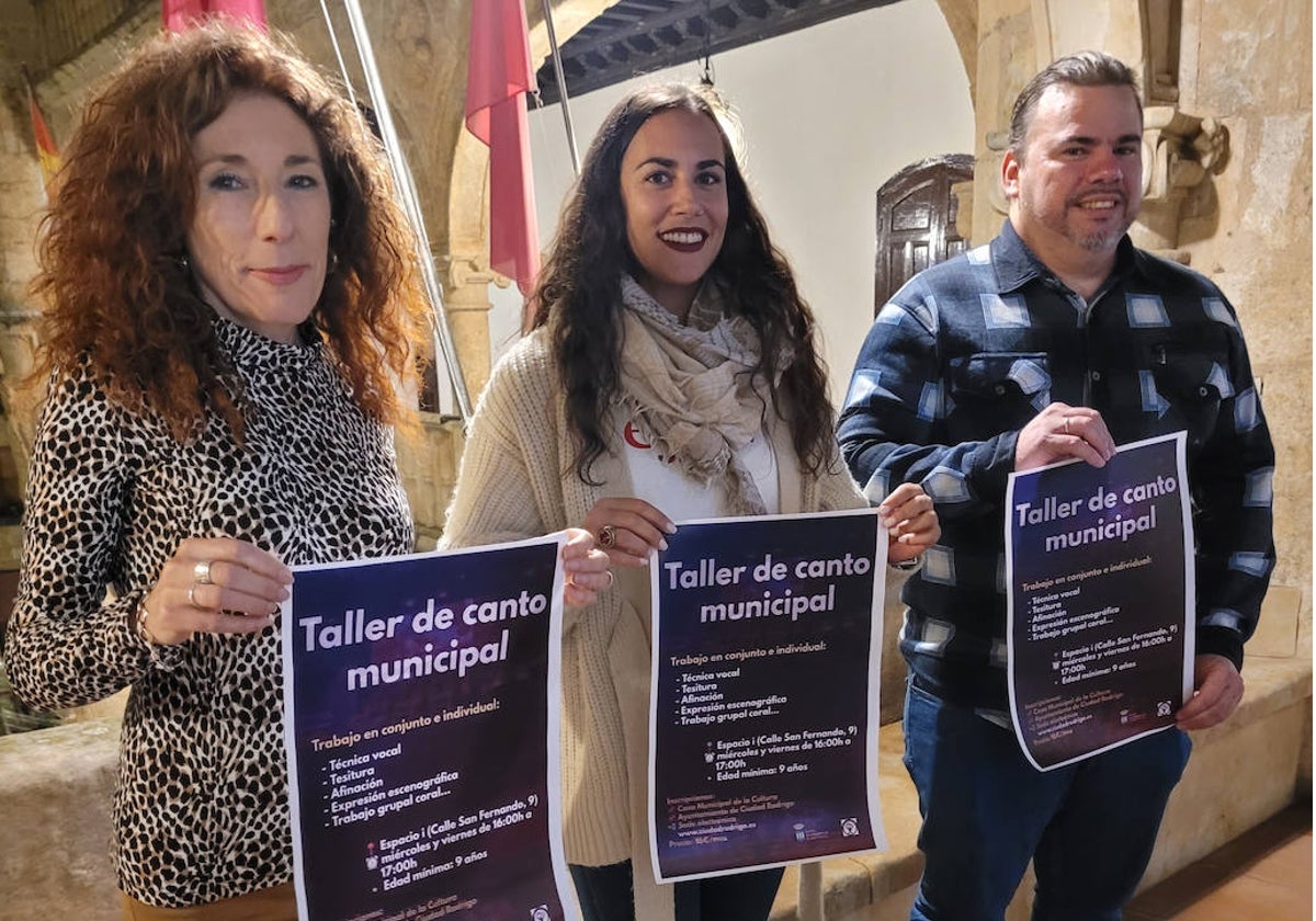 Belén Barco, Paola Martín y Dismer Hechavarría en la presentación del nuevo taller municipal.