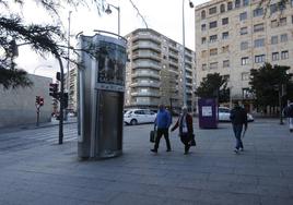 Un aseo público instalado en la confluencia de la calle Ramón y Cajal con el paseo de Carmelitas.