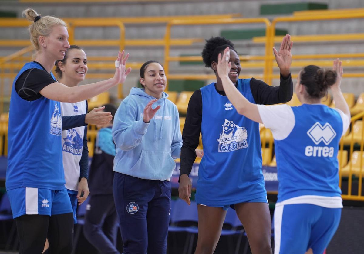 Silvia acude a chocar las palmas con Gil, Vilaró, Hartley y Koné.