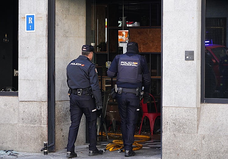 Imagen principal - Los bomberos tuvieron que romper el cristal para rescatar al trabajador herido.