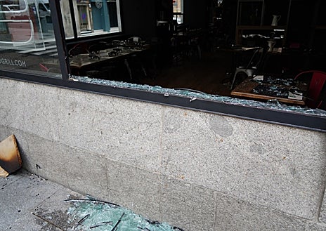 Imagen secundaria 1 - Los bomberos tuvieron que romper el cristal para rescatar al trabajador herido.