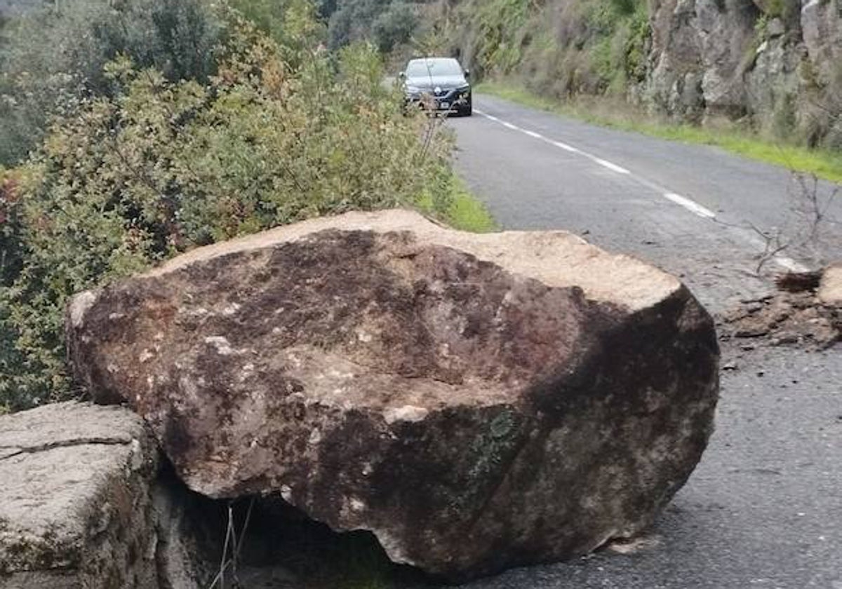 Enorme bloque de piedra caído sobre la calzada de la DSA-576 en el puerto de La Molinera.