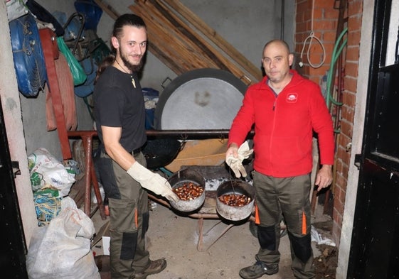 Los encargados de preparar las castañas asadas, en plena acción