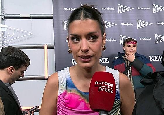 Dulcieda, atendiendo a los medios de comunicación.