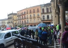 Los participantes se refugian en los soportales de la Plaza Mayor