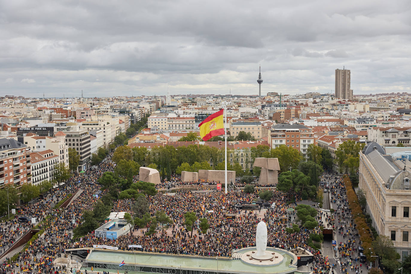 Más de 100.000 personas protestan contra la amnistía en Colón: &quot;¡Sánchez traidor!&quot;