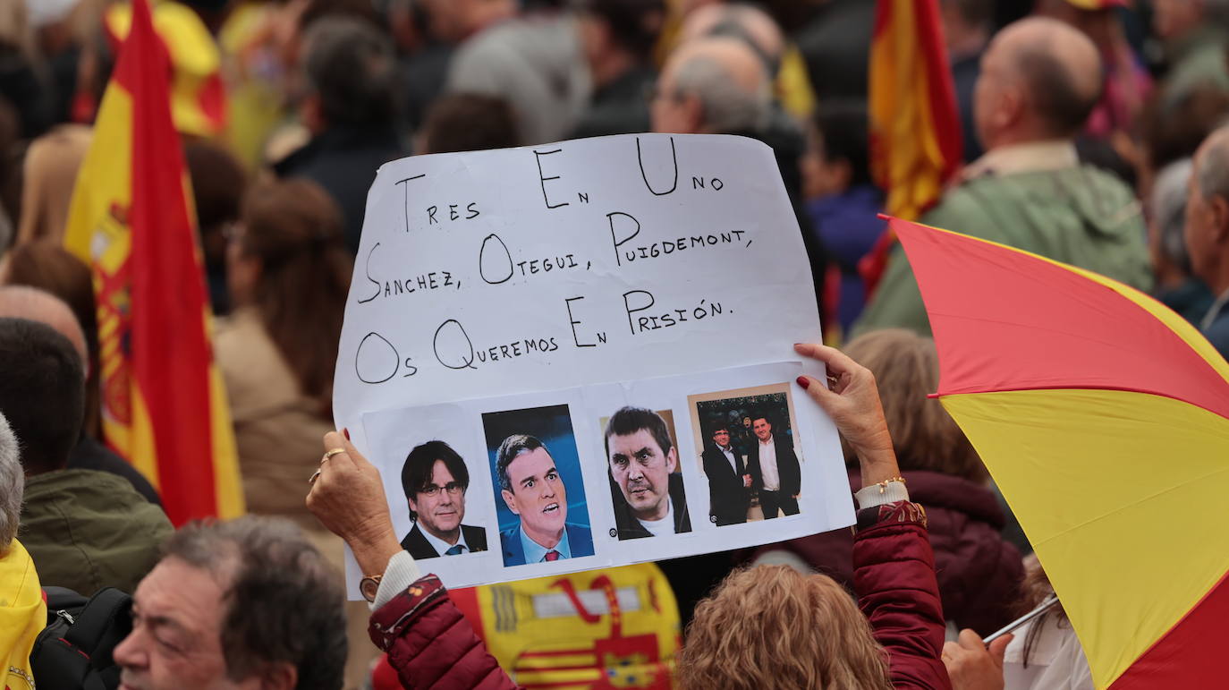 Más de 100.000 personas protestan contra la amnistía en Colón: &quot;¡Sánchez traidor!&quot;