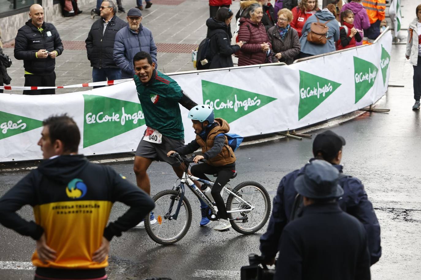 Salamanca llena sus calles con un nuevo éxito de la Carrera de los Mil Pasos