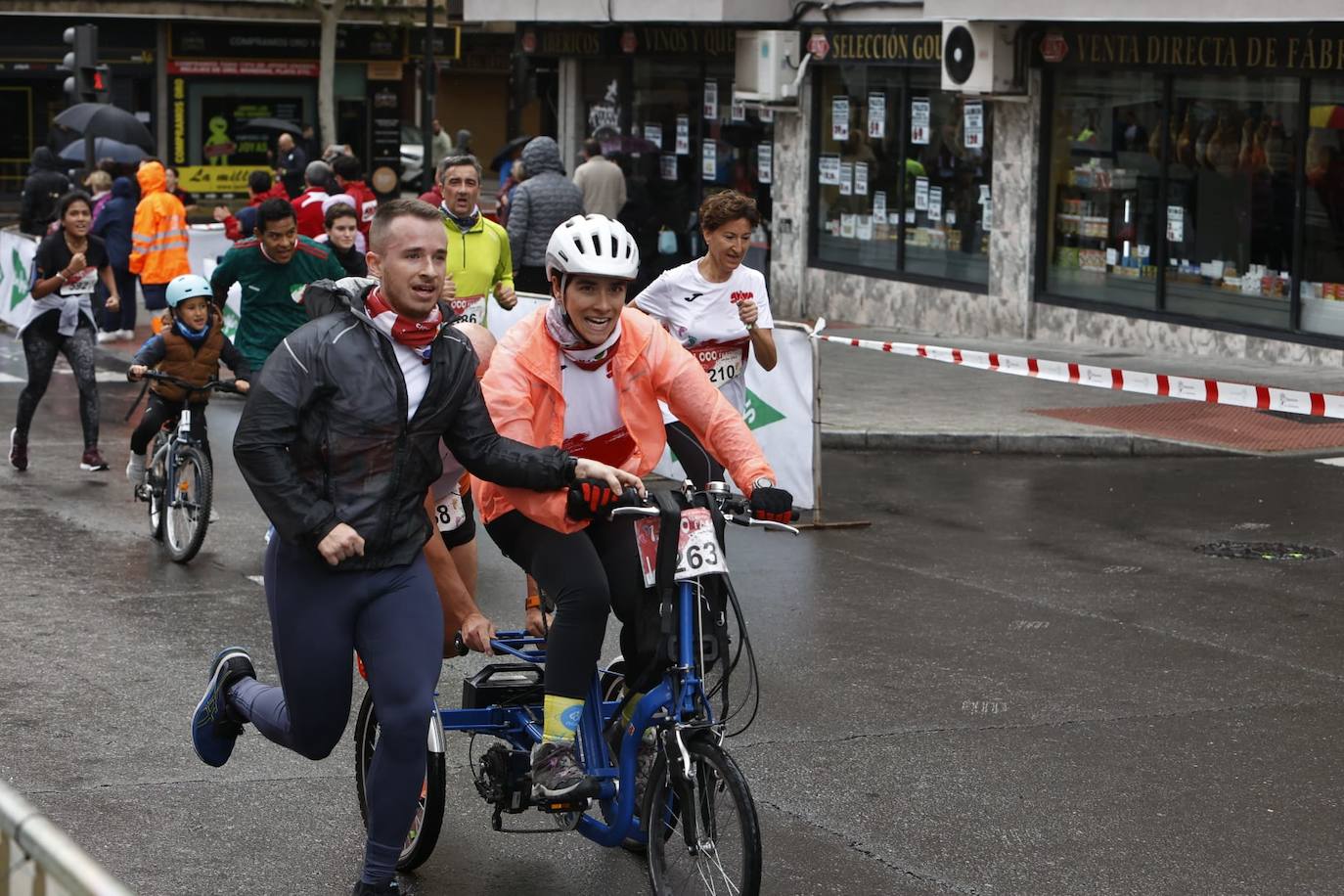 Salamanca llena sus calles con un nuevo éxito de la Carrera de los Mil Pasos