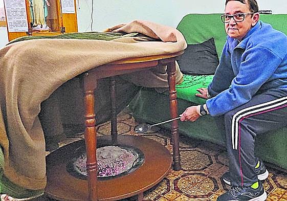 Un brasero de cisco en una mesa camilla.