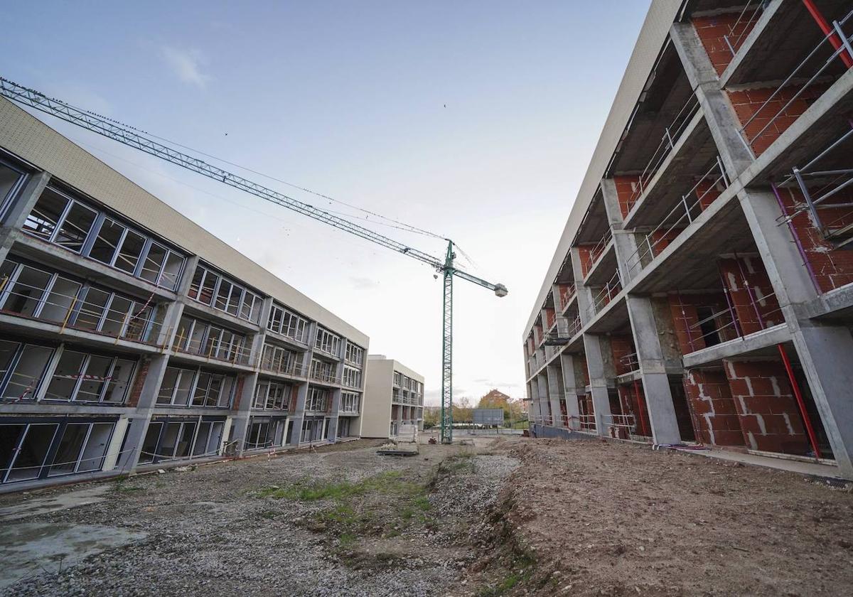 Obras de construcción de edificios de viviendas en la ciudad de Salamanca.