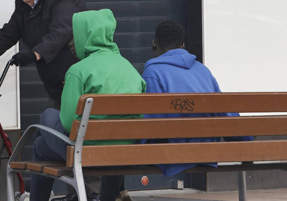 Ousman, junto a otro joven inmigrante alojado en Salamanca.