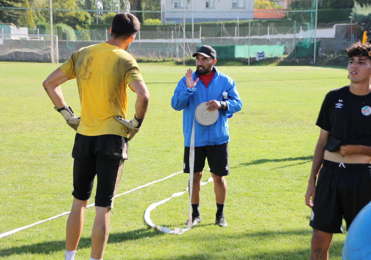 Jehu Chiapas charla con Jon Villanueva durante una sesión de entrenamiento en el campo anexo al Tori.