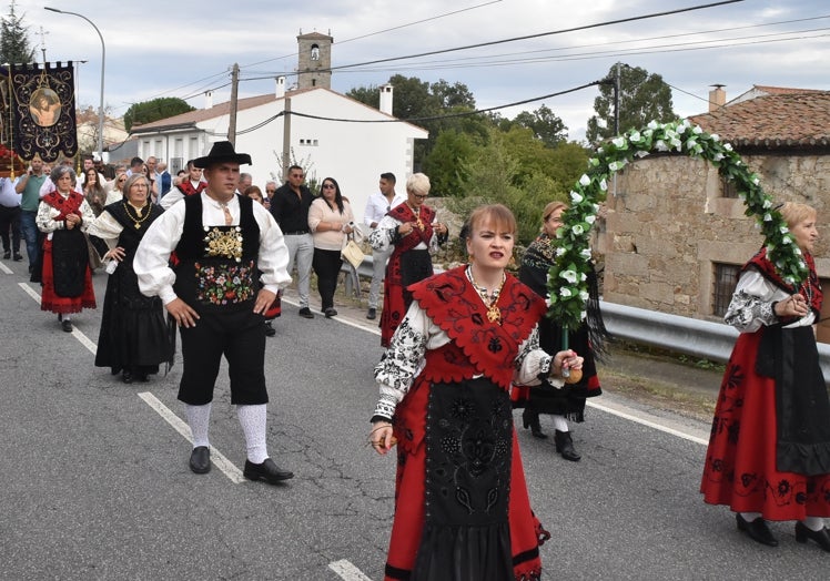 Imagen principal - Imagen de Elena en distintos momentos de las fiestas de Sorihuela y, también, delante de la iglesia de esa localidad.