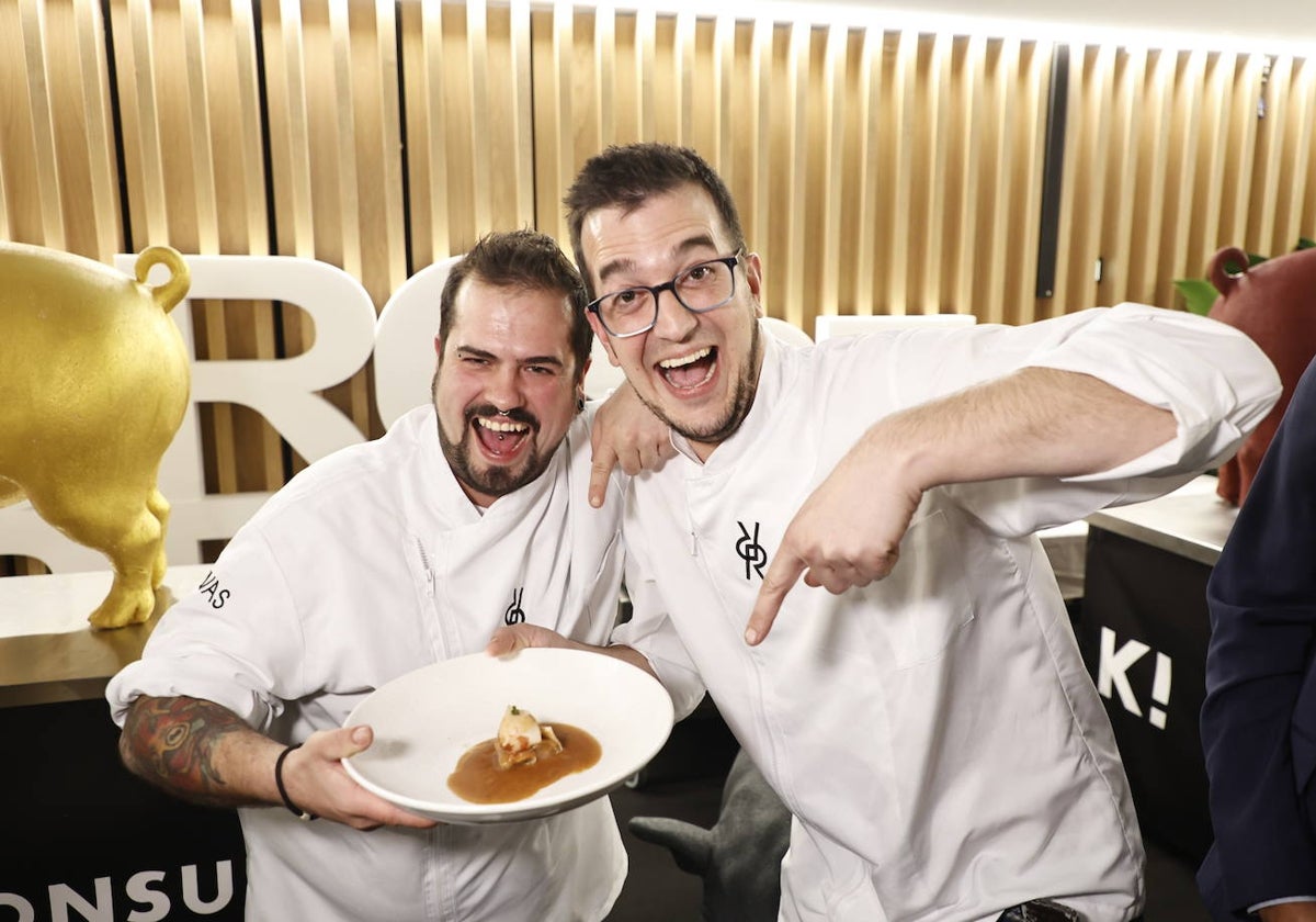 Gonzalo Elena, a la derecha, muestra su plato ganador.